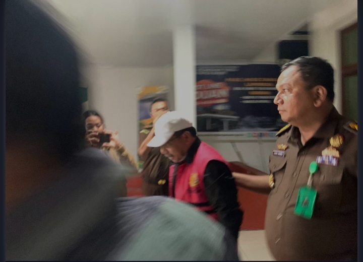 Terlihat, Asisten Intelijen Kejaksaan Tinggi Papua Barat Erwin Saragih SH. MH saat mengantarkan terpidana kasus korupsi lahan PLTMG Kaimana, Nicholas Every Kuahatykeluar ruangan . Kamis(31/8/23)