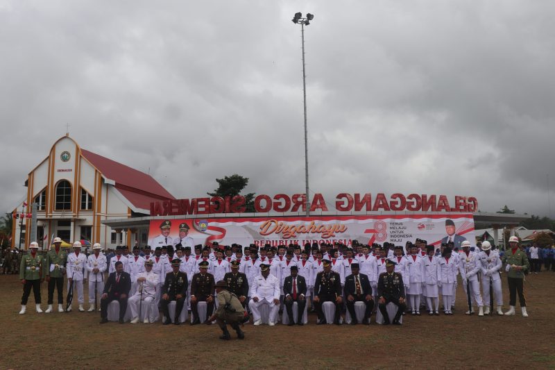 Wakil Bupati Foto Bersama Dengan Forkompinda dan Anggota Paskibraka Seusai Melaksanakan Pengibaran Bendera.