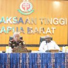 Keterangan Gambar : Kajati Papua Barat (Kanan) dan Kepala Dinas Kesehatan Teluk Bintuni. 
