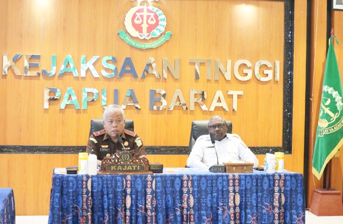 Keterangan Gambar : Kajati Papua Barat (Kanan) dan Kepala Dinas Kesehatan Teluk Bintuni. 