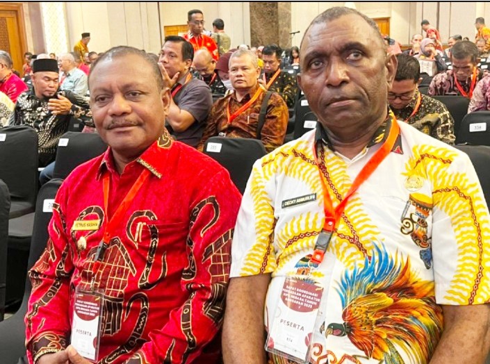 Keterangan gambar : Bupati Teluk Bintuni Ir. Petrus Kasihiw, MT ( batik merah) didampingi Plt Kepala Badan Kepegawaian Pendidikan Pelatihan (BKPP)Teluk Bintuni, Derek Asmuruf. Kamis (3/8) di Jakarta.