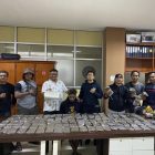 Wadirresnarkoba AKBP Junov Siregar, berfoto bersama, Tim operasional Unit 3 Direktorat Reserse Narkoba (Ditresnarkoba) Polda Papua Barat,  Pelaku IPH (switer hitam) dan Barang Bukti hasil tangkapan. 