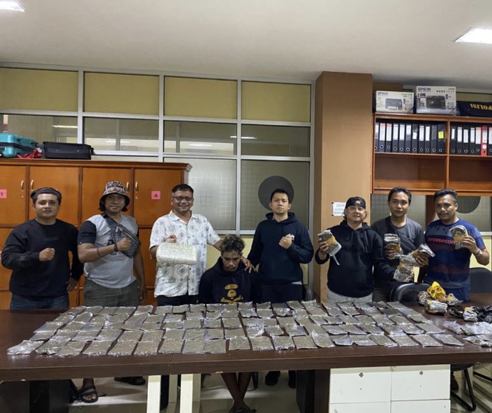 Wadirresnarkoba AKBP Junov Siregar, berfoto bersama, Tim operasional Unit 3 Direktorat Reserse Narkoba (Ditresnarkoba) Polda Papua Barat,  Pelaku IPH (switer hitam) dan Barang Bukti hasil tangkapan. 