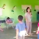 Keterangan Gambar : Tampak Bripka Jumita Papa, S.H, Bhabinkamtibmas Polres Teluk Bintuni menggunakan seragam Polisi  memainkan alat musik keyboard . (Foto Istimewa) 