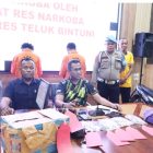 Wakapolres Teluk Bintuni, Kompol Muhammad Salim Nurlily, memimpin acara Press Release yang mengungkap kasus penyalahgunaan narkotika jenis ganja oleh Satuan Reserse Narkoba Polres Teluk Bintuni. Jum'at (25/8) 