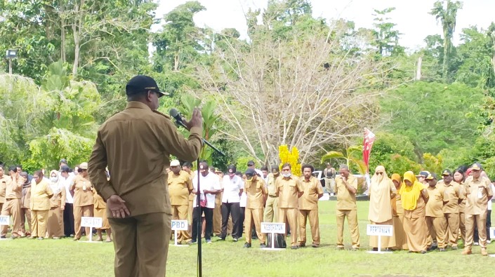 Saat pimpin Apel, Bupati Teluk Bintuni Marah!!
Petrus Kasihiw : Dalam Waktu Dekat Akan Dilakukan Perombakan Jabatan. 