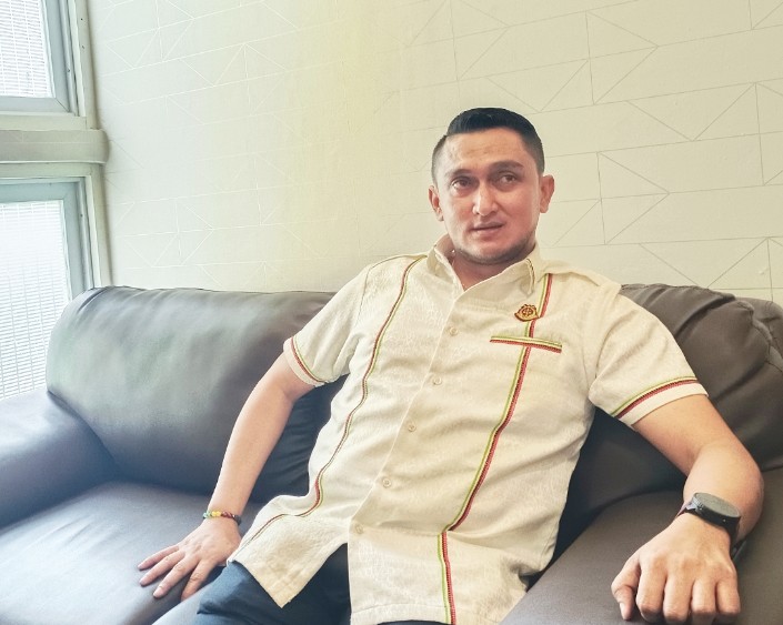 Kasi Intel Kejari Teluk Bintuni, Yusran Ali Baadilla saat diwawancarai wartawan di ruang kerjanya. Selasa (29/8/2023) 