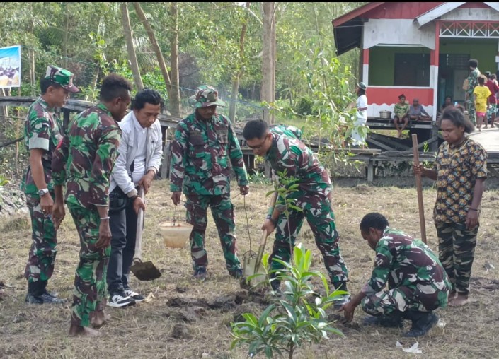Dandim 1806/TB melakukan penanaman bibit pohon mangrove di Kampung Masina, Rabu (30/8)