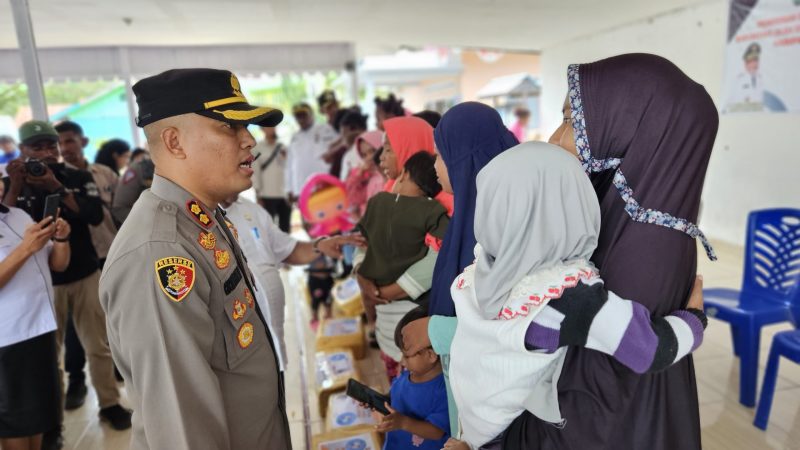 Tampak Kapolres Teluk Bintuni, AKBP Choirudin Wachid, bercengkrama dengan seorang Ibu yang sedang menggendong anaknya. 