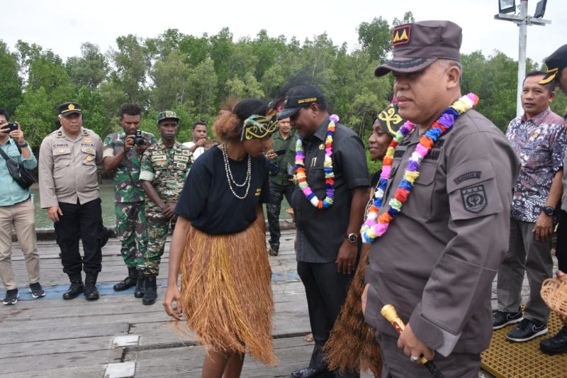 Kajati Papua Barat tiba di pelabuhan Babo dalam rangka meninjau pembangunan Rumah sakit Pratama Babo Raya, Jum'at (8/9) 
