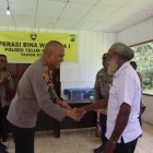 Kapolres Teluk Bintuni berjabat tangan dengan salah satu tokoh masyarakat.