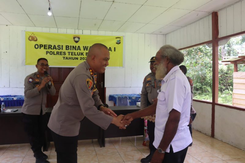 Kapolres Teluk Bintuni berjabat tangan dengan salah satu tokoh masyarakat.