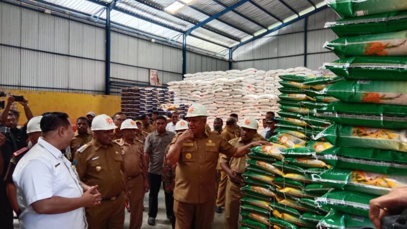 Ka. Perum Bulog Manokwari, Stefanus saat menemani  Bupati Manokwari dan Gubernur Papua Barat meninjau kesiapan Stok Beras Bantuan Pangan yang akan disalurkan, Selasa(12/9/23)