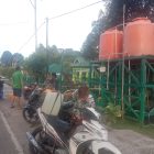 Tampak Warga Babo mengantri untuk mendapatkan air bersih di lokasi Koramil 1806-02/Babo. 