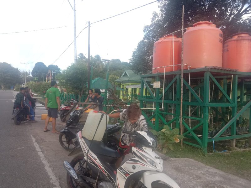 Tampak Warga Babo mengantri untuk mendapatkan air bersih di lokasi Koramil 1806-02/Babo. 