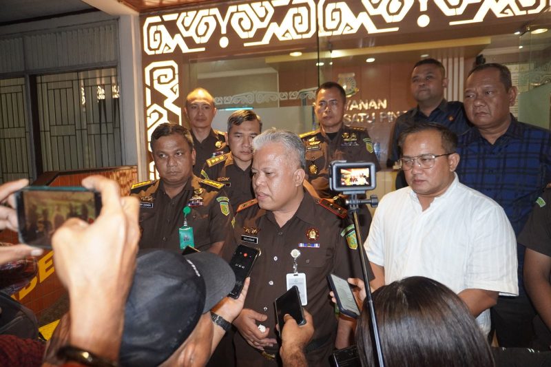 Kepala Kejaksaan Tinggi (Kajati) Papua Barat Dr. Harli Siregar, S.H., M.Hum saat memberikan keterangan kepada wartawan.