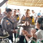 Kapolres Teluk Bintuni bersama jajarannya datang membawa kue ulang tahun pada perayaan HUT Kodim 1806/TB Ke-4
