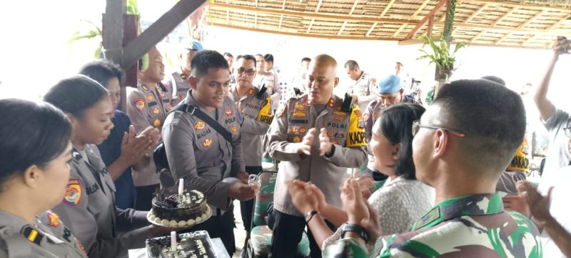 Kapolres Teluk Bintuni bersama jajarannya datang membawa kue ulang tahun pada perayaan HUT Kodim 1806/TB Ke-4