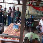 Bupati Teluk Bintuni  melakukan pertemuan dengan Keluarga Yettu di Kilo 3 depan SMP Santa Monica, Bintuni, Kamis (14/9/2023)