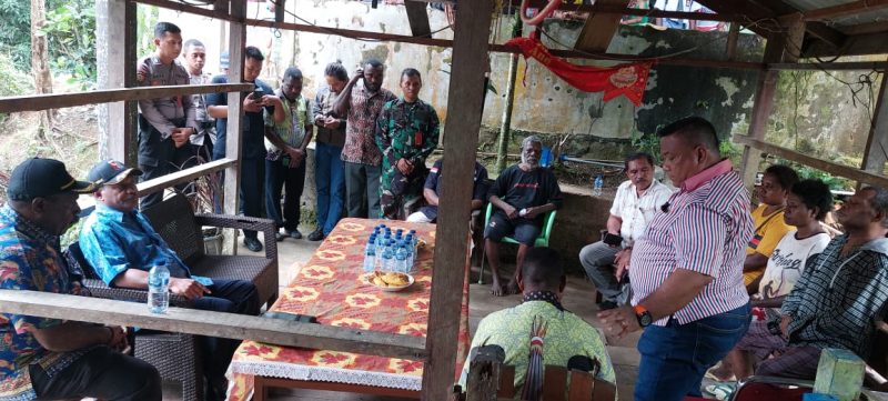 Bupati Teluk Bintuni  melakukan pertemuan dengan Keluarga Yettu di Kilo 3 depan SMP Santa Monica, Bintuni, Kamis (14/9/2023)