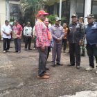 Tampak Bupati Teluk Bintuni Ir. Petrus Kasihiw, MT di halaman depan Bandara Bintuni. 