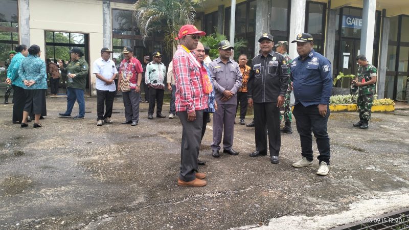 Tampak Bupati Teluk Bintuni Ir. Petrus Kasihiw, MT di halaman depan Bandara Bintuni. 