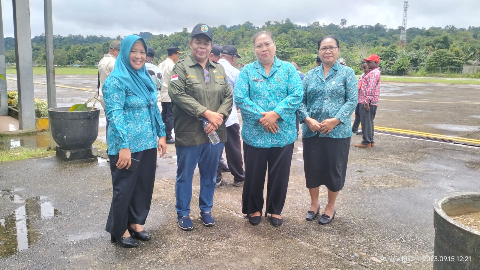 Ketua TP PKK Teluk Bintuni bersama Kepala Dinas Pemberdayaan Perempuan dan pengurus TP PKK Teluk Bintuni di Bandara Bintuni. 