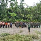 Dandim 1806/TB memberikan arahan sebelum melakukan kegiatan pembersihan lokasi wisata Rajawali, Distrik Manimeri. Sabtu (16/9)/mpr.