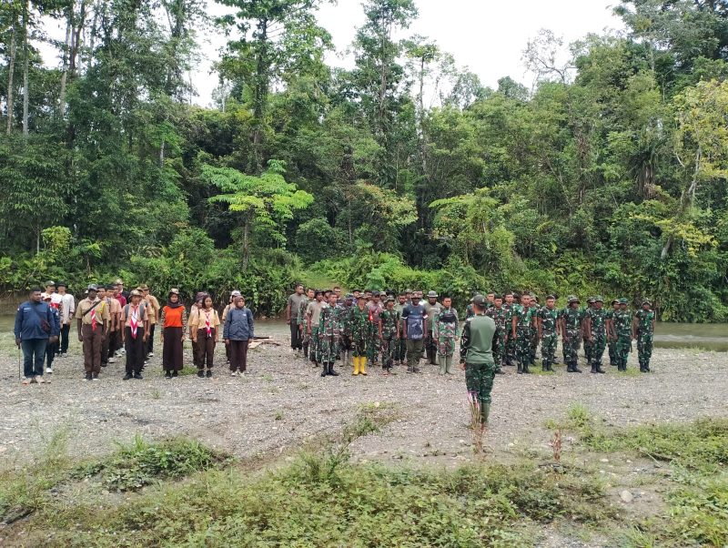 Dandim 1806/TB memberikan arahan sebelum melakukan kegiatan pembersihan lokasi wisata Rajawali, Distrik Manimeri. Sabtu (16/9)/mpr.