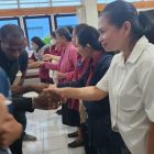 Ketua PKBM Penabur Ferawati Samatimbang, M. Pd (Kemeja Putih) berjabatan tangan dengan Warga Binaaan Pemasyarakatan (WPB) Lapas Kelas II B Manokwari (18/9) /Ars