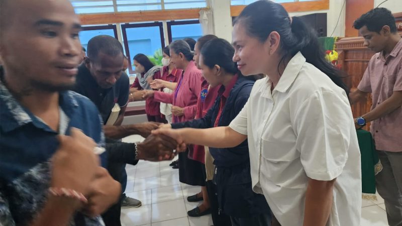 Ketua PKBM Penabur Ferawati Samatimbang, M. Pd (Kemeja Putih) berjabatan tangan dengan Warga Binaaan Pemasyarakatan (WPB) Lapas Kelas II B Manokwari (18/9) /Ars