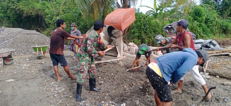Satuan Tugas Teritorial Kodim 1806/TB Teluk Bintuni Gotong Royong dalam Penciptaan Jalan Vital untuk Masyarakat, Selasa (19/9) 