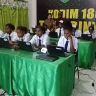 Anggota Koramil dengan sigap menyiapkan ruangan dan juga ikut mengambil bagian sebagai pembimbing guna meningkatkan Mutu satuan pendidikan ini dinilai berdasarkan hasil belajar siswa dari beberapa aspek yaitu literasi, numerasi dan karakter. ANBK dilakukan secara online atau semi online karena berbasis komputer. Selasa (19/9) /dok: Koramil Bintuni. 