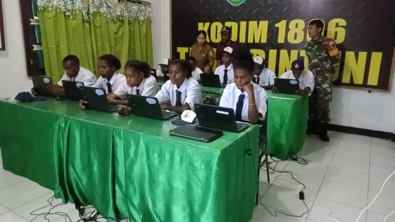 Anggota Koramil dengan sigap menyiapkan ruangan dan juga ikut mengambil bagian sebagai pembimbing guna meningkatkan Mutu satuan pendidikan ini dinilai berdasarkan hasil belajar siswa dari beberapa aspek yaitu literasi, numerasi dan karakter. ANBK dilakukan secara online atau semi online karena berbasis komputer. Selasa (19/9) /dok: Koramil Bintuni. 