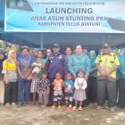Ketua TP PKK Kabupaten Teluk Bintuni Ny.Priska Pricillia foto bersama Bupati , Wakil Bupati , Enam Anak Asuh dan warga Kampung Korano Jaya. Kamis (21/9) Kemarin.Foto: Amiruddin.
