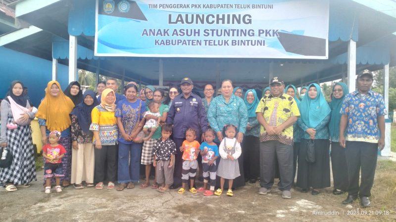 Ketua TP PKK Kabupaten Teluk Bintuni Ny.Priska Pricillia foto bersama Bupati , Wakil Bupati , Enam Anak Asuh dan warga Kampung Korano Jaya. Kamis (21/9) Kemarin.Foto: Amiruddin.
