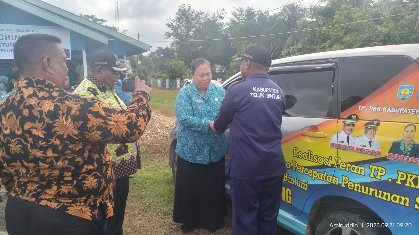 Bupati Teluk Bintuni menyerahkan kunci mobil bantuan Pemda Teluk Bintuni kepada Ketua TP PKK Kabupaten Teluk Bintuni Ny. Priska Pricilia , Kamis (21/9) foto : Amiruddin.