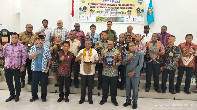 Foto Bersama Pemkab Teluk Bintuni dan Pemkab Manokwari, Jumat (22/9/2023) foto : Amiruddin. 