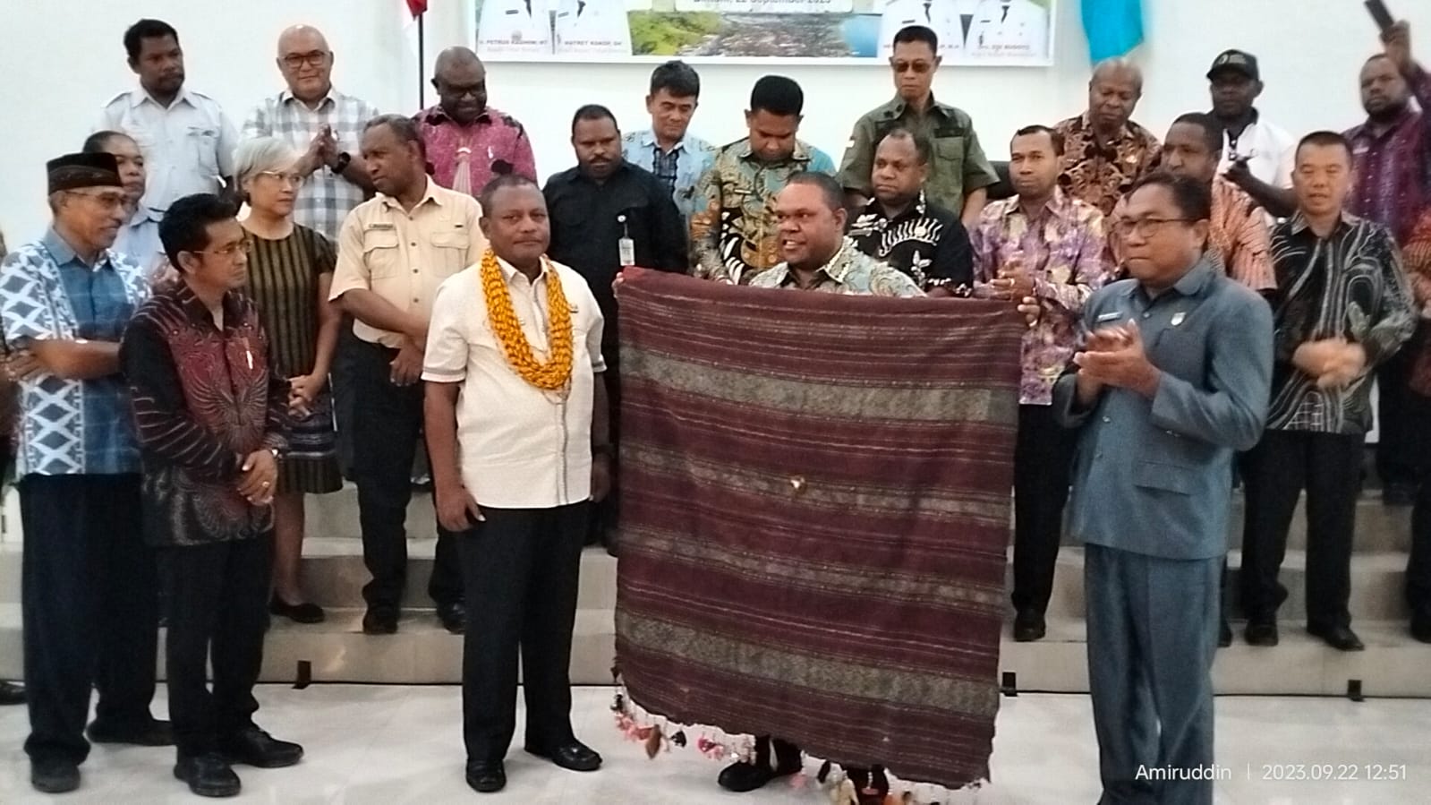 Bupati Teluk Bintuni Ir. Petrus Kasihiw, MT bertukar cinderamata dengan Bupati Manokwari Hermus Indou seusai kegiatan tatap muka di gedung Sasana Karya Pemkab Teluk Bintuni ,Jum'at (22/9/2023) foto : Amiruddin. 