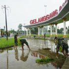 Tampak prajurit TNI AD membersihkan Gelanggang Argosigemarai, distrik Bintuni Timur, Jumat (22/9) 
