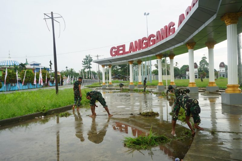Tampak prajurit TNI AD membersihkan Gelanggang Argosigemarai, distrik Bintuni Timur, Jumat (22/9) 