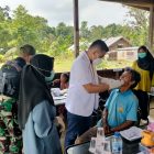 Tampak Petugas Medis melakukan pemeriksaan gigi kepada warga masyarakat Kampung Tuhiba
Dalam rangka menyambut HUT KE-78 Tentara Nasional di Kabupaten Teluk Bintuni, Provinsi Papua Barat, Sabtu (23/9). 
 