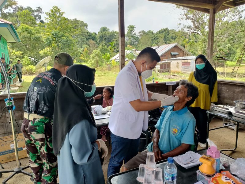 Tampak Petugas Medis melakukan pemeriksaan gigi kepada warga masyarakat Kampung Tuhiba
Dalam rangka menyambut HUT KE-78 Tentara Nasional di Kabupaten Teluk Bintuni, Provinsi Papua Barat, Sabtu (23/9). 
 
