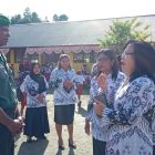Kepala Sekolah SDN 48 Inggramui, Meiske Tumewu saat bertemu dan berbincang dengan Lettu Inf, Max Ayomi