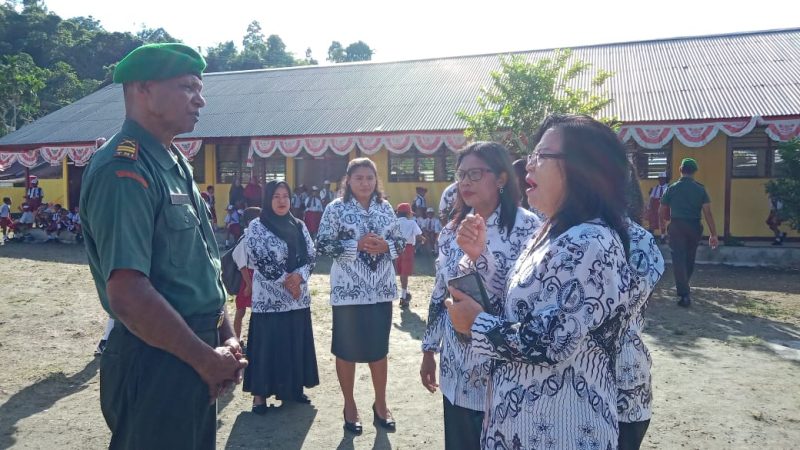 Kepala Sekolah SDN 48 Inggramui, Meiske Tumewu saat bertemu dan berbincang dengan Lettu Inf, Max Ayomi
