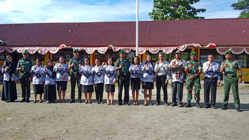 Anggota TNI Kodam XVIII/Kasuari Gelar Bhakti Sosial dan Upacara Bendera di SDN 48 Inggramui, Manokwari, Senin (25/9/2023) 