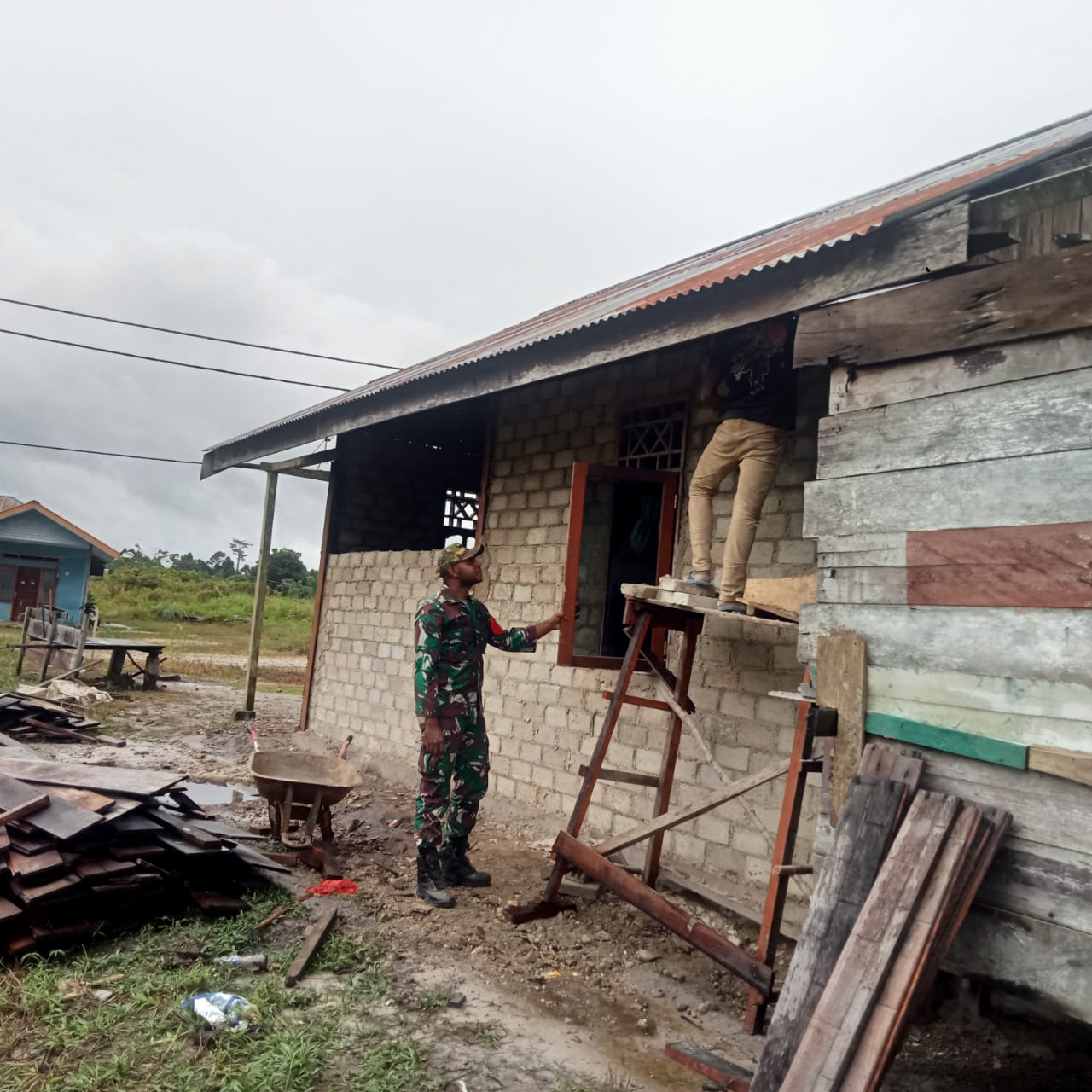 Tampak Koramil 1806 - 06/Mayado Bantu Warga Perbaiki Rumah di Kampung Vascodamen, Selasa (26/9/2023) foto : Dok Kodim 1806/TB 