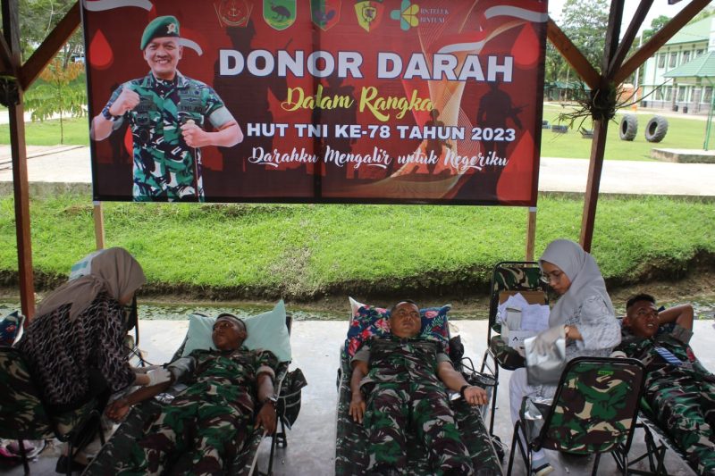 Prajurit brigif 26/GP , Kodim 1806/TB dan Yonif 763/SBA melakukan aksi donor darah, Rabu (27/9/2023) 