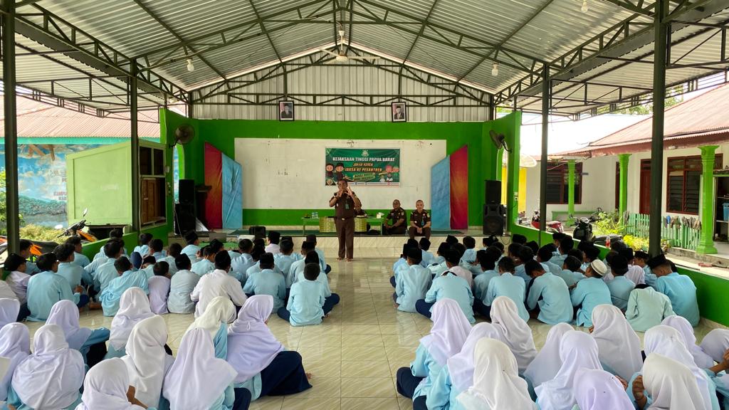 Kejaksaan Tinggi Papua Barat Lakukan Pembinaan Masyarakat Taat Hukum Melalui Program Jaksa Masuk Sekolah di Pondok Pesantren Darussalam Aimasi, Manokwari, Papua Barat, Rabu (27/9/2023) foto : Saragih.