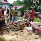 Tampak Personil Satgas Yonif 133/YS bersama Warga Bangun Bak Penampungan Air Bersih di Maybrat , Rabu (27/9/2023) foto : Tim Penerangan Satgas Yonif 133/YS